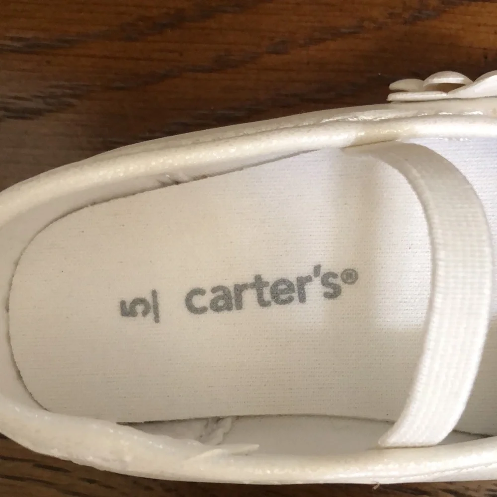 New baby girls slip on Mary Jane shoes with decorative flowers. Sz 5. Off white.